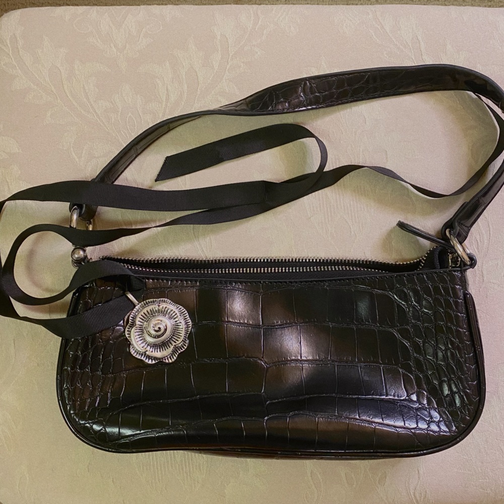 black shoulder bag